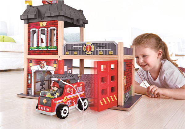 Wooden Fire Station with 13 pcs