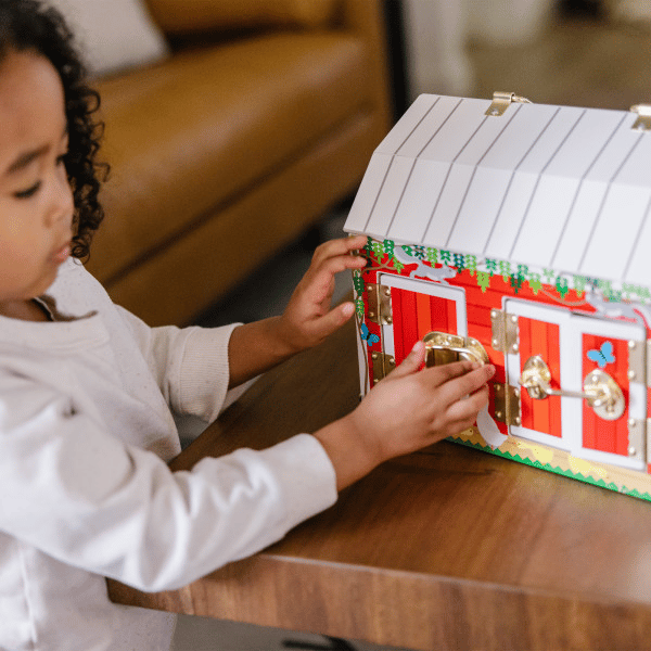 Latches Barn with 4 Play Figures