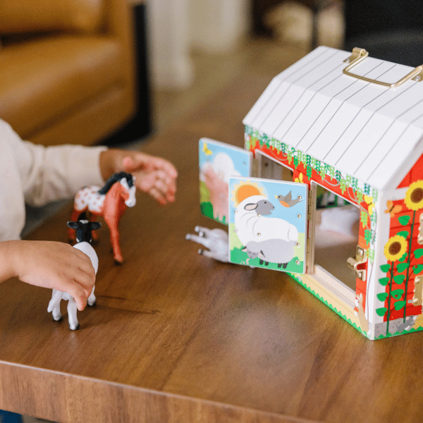 Latches Barn with 4 Play Figures