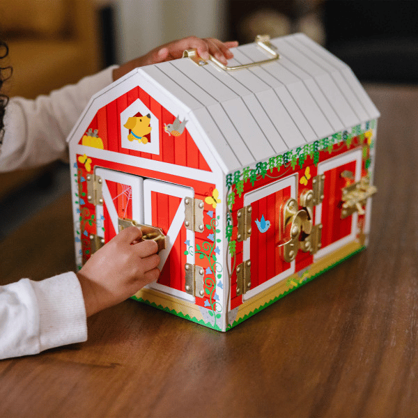 Latches Barn with 4 Play Figures