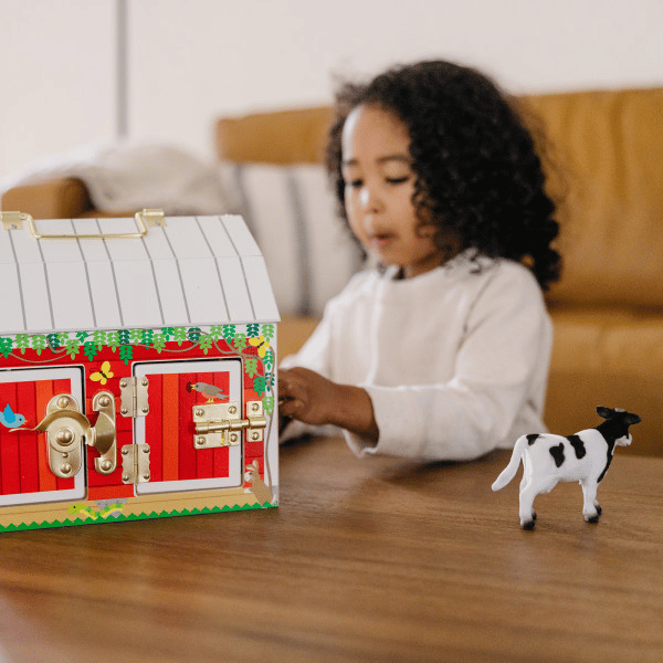 Latches Barn with 4 Play Figures