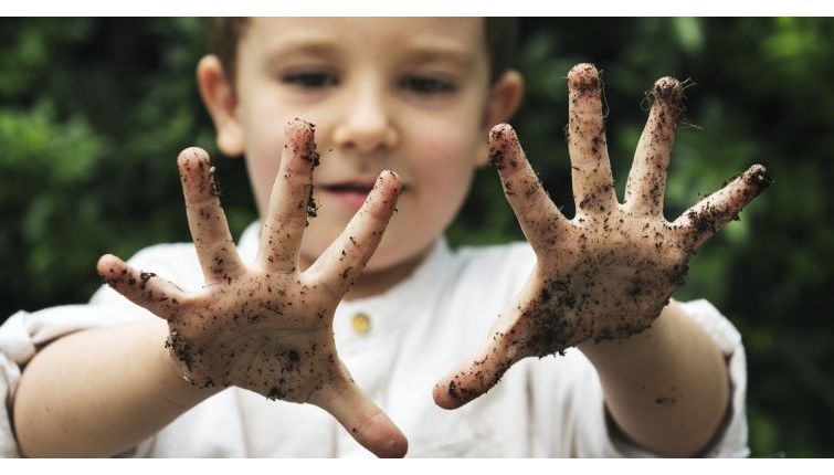 Dreng med beskidte hænder