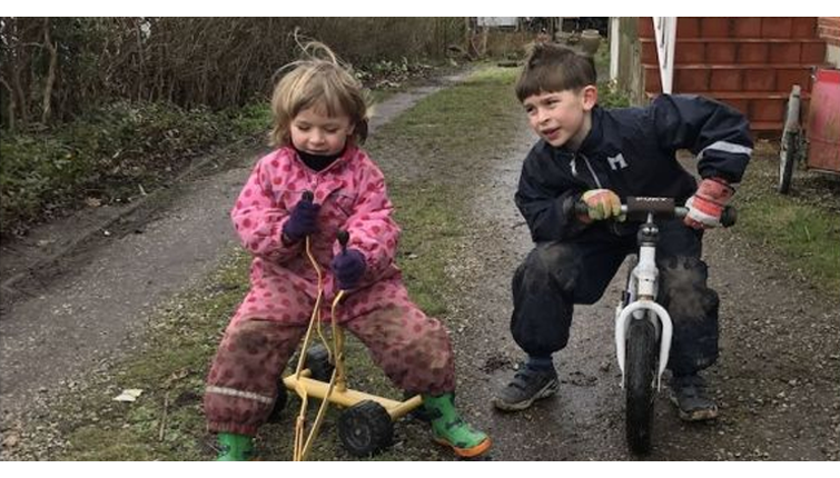 Sådan er barndommen hos Legetanterne