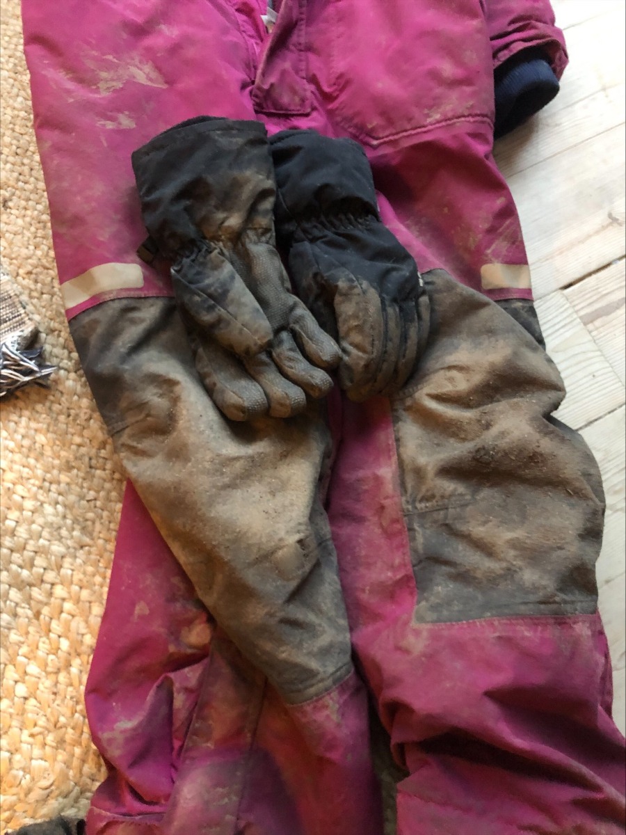 Meget beskidte flyverdragter er en del af hverdagen i Danmark